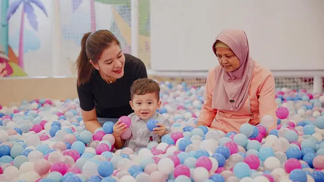 Potret Kahiyang Ayu bersama anak bungsunya (Sumber: Instagram/@bobbynst)