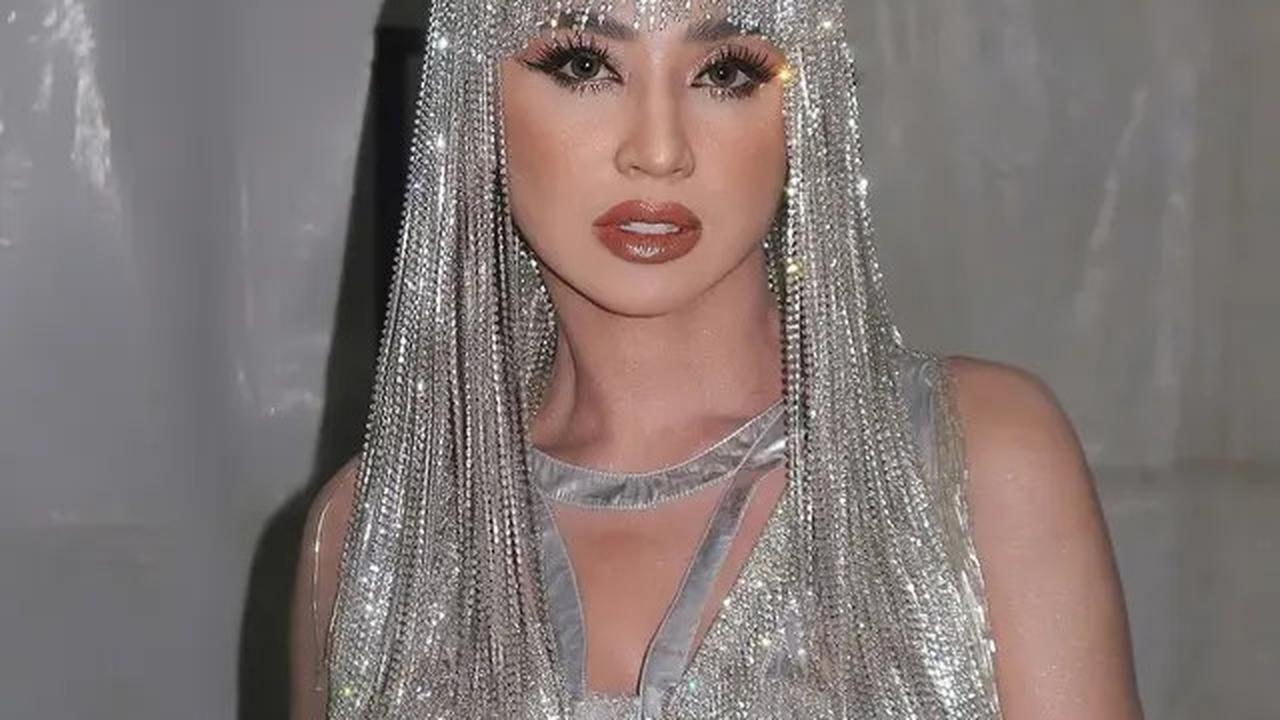 7 Potret Dewi Perssik Pakai Gaun Perak, Mahkotanya Bak Rambut Cleopatra