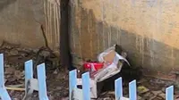 Pelaku menjatuhkan benda mirip bom saat melintas di depan TK Trisula, Jalan Kramat Sawah, Paseban, Jakarta Pusat. (Liputan6.com/Audrey Santoso)