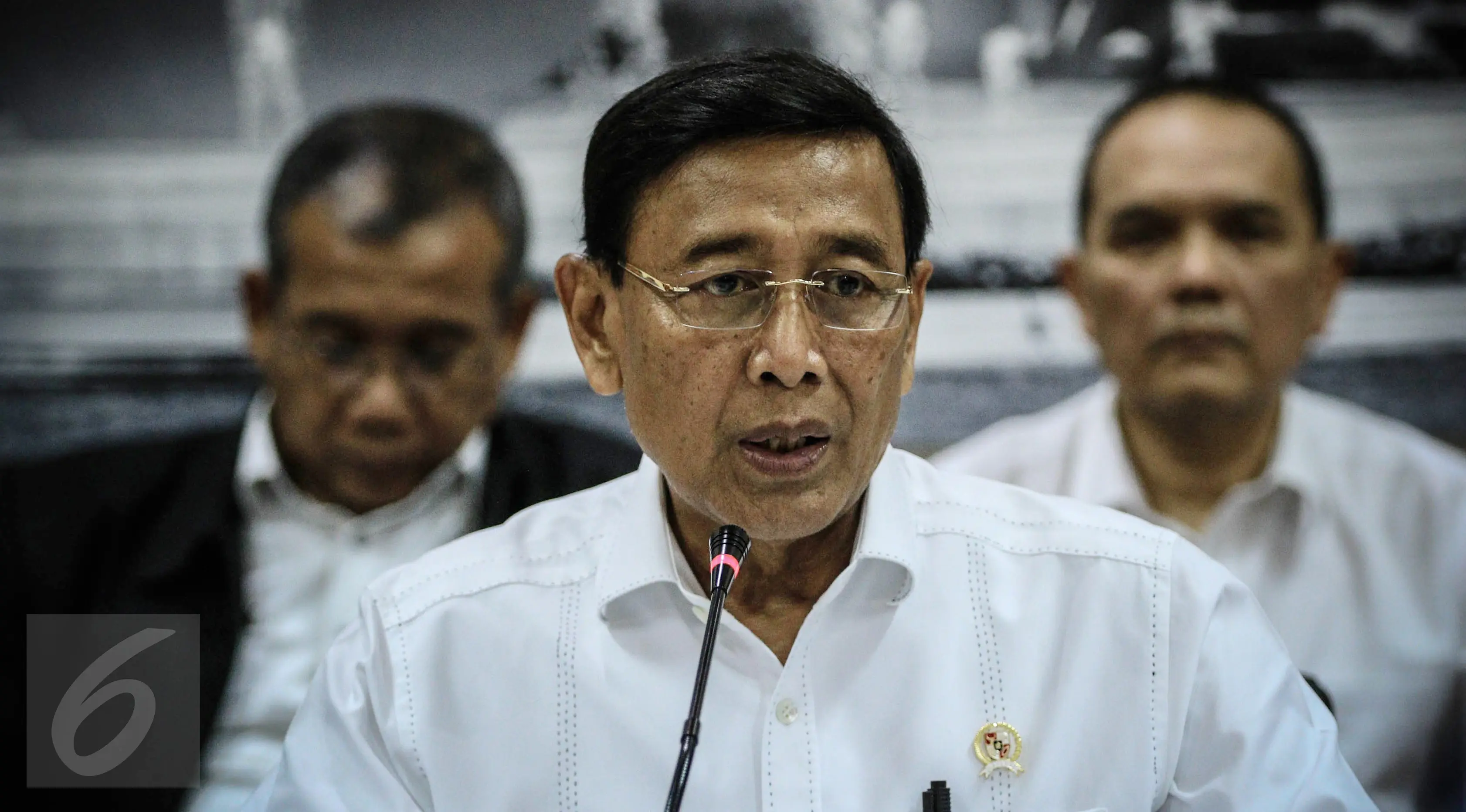 Menkopolhukam Wiranto memberikan penjelasan dalam Konferensi pers Saber Pungli di Media Center Kemenkopolhukam, Jakarta, Kamis (24/11). Wiranto menegaskan, pemerintah sangat serius menangani pemberantasan pungli. (Liputan6.com/Faizal Fanani)