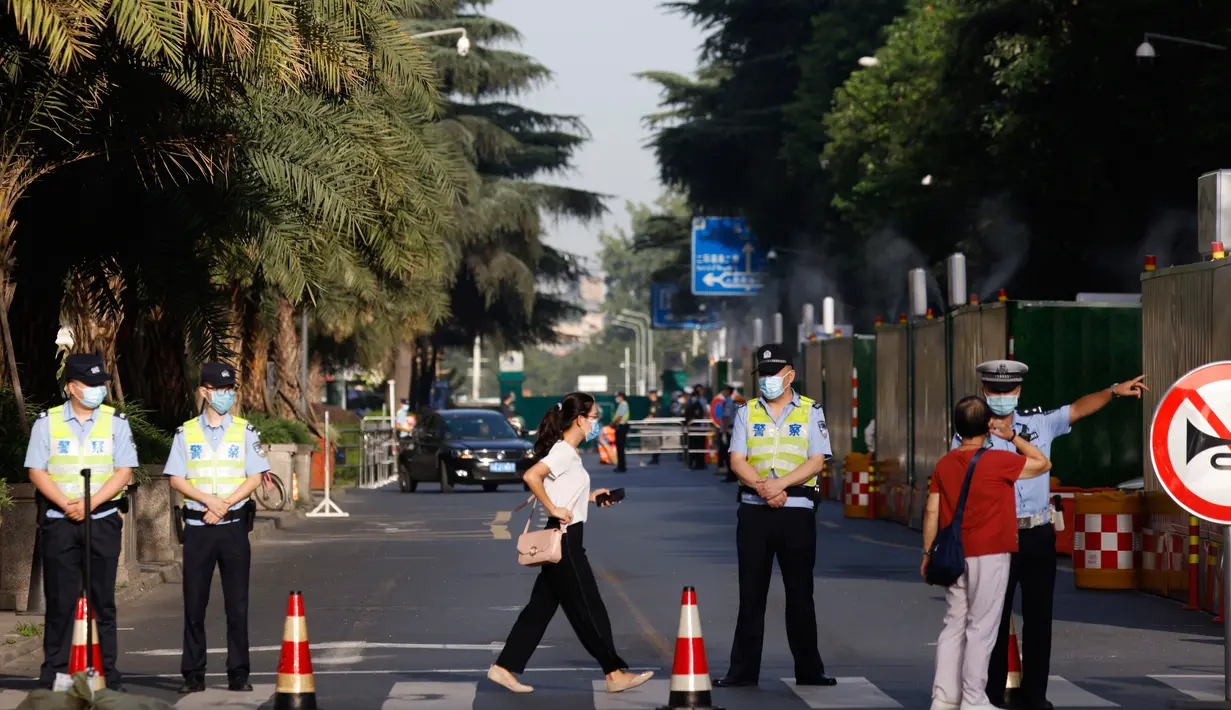 Polisi China mengarahkan warga menjauh dari lingkungan yang ditutup sebelum penutupan resmi Konsulat Amerika Serikat di Chengdu, Senin (27/7/2020). Para diplomat Amerika Serikat meninggalkan konsulat AS di Kota Chengdu, menyusul keputusan Beijing untuk menutup kantor tersebut. (AP Photo/Ng Han Guan)