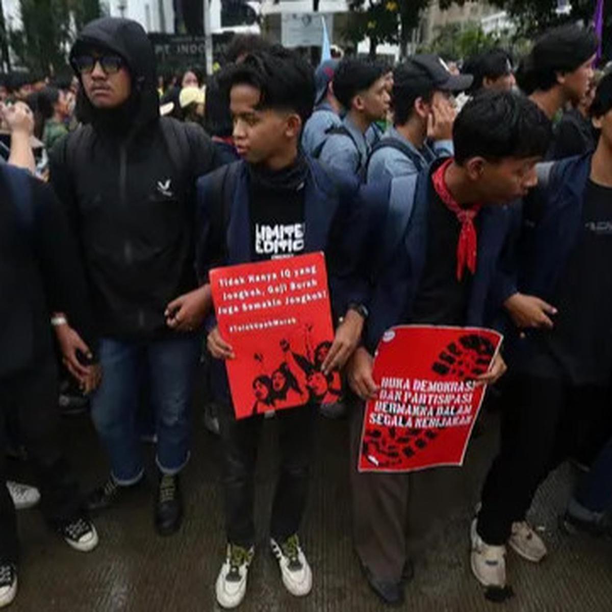 Indonesia Gelap, BEM SI Berunjuk Rasa di Patung Kuda Jakarta