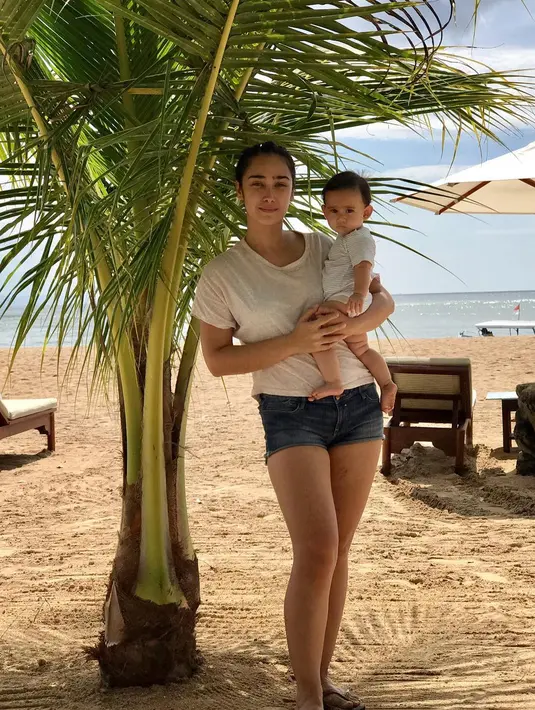 Masih dengan short pantsnya, dan kali ini Alexandra bersama dengan sang buah hati sedang berada di tepi pantai. Hot mama banget kan? (Instagram/got_alex)