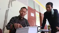 Peneliti Bahasa dari Balai Bahasa Sulteng, Deni Karsana saat menunjukkan Kamus Bahasa Lokal Sulawesi Tengah, Rabu (28/10/2020). (Foto: Liputan6.com/ Heri Susanto).