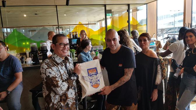 Ruben Fernhout (berkaus hitam, tengah) yang merupakan musisi dan DJ terkenal Belanda mempromosikan batik modern hasil karyanya melalui sebuah event promosi yang di gelar di Hotel Jakarta, Amsterdam, 20 Juli 2019. (KBRI Den Haag)