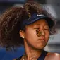 Seekor kupu-kupu mendarat di wajah petenis asal Jepang, Naomi Osaka dalam pertandingan tunggal putri Australia Terbuka di Melbourne pada 12 Februari 2021. (AFP/Paul Crock)