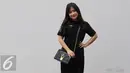 Prilly Latuconsina berpose usai latihan vokal untuk SCTV Award di Erwin Gutawa Studio, Jakarta, Senin (21/11). Prilly mencurahkan isi hatinya mengenai Teuku Rassya. (Liputan6.com/Herman Zakharia)