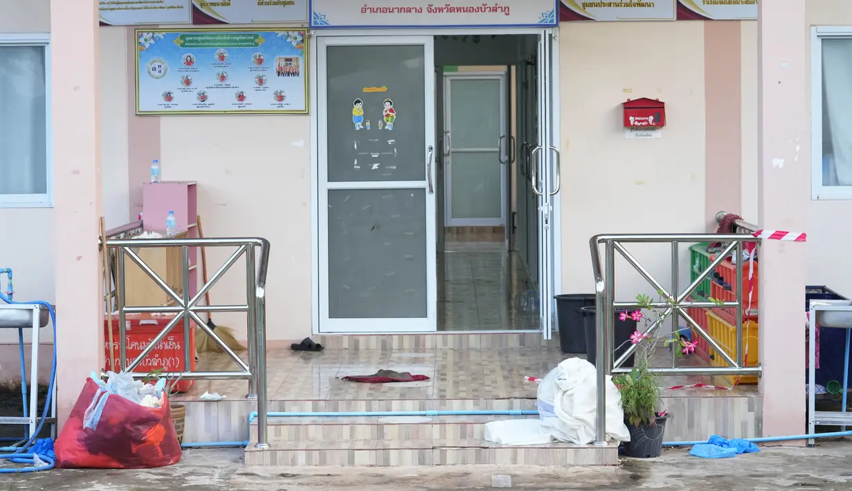 Suasana pusat penitipan anak sehari setelah penembakan massal di kota Uthai Sawan, di provinsi Nong Bua Lamphu, Thailand, 7 Oktober 2022. Thailand menempati peringkat sebagai negara Asia Tenggara dengan pembunuhan senjata tertinggi kedua setelah Filipina. Data itu dirilis oleh Institute for Health Metrics and Evaluation (IHME) di database Global Burden of Disease 2019 University of Washington. (AP Photo/Sakchai Lalit)
