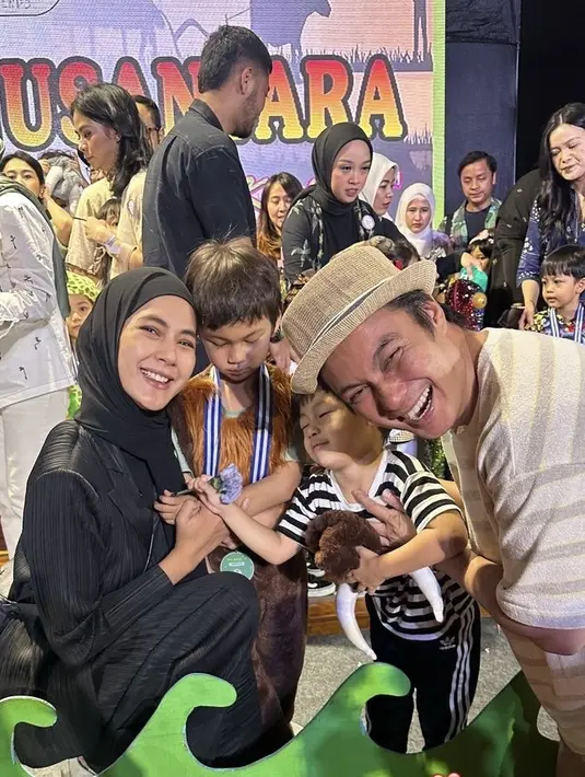 Terlihat Paula tampil mengenakan setelan hitam plisket dari atasan model lengan panjang berkerah blazer dipadukan celana panjang dengan teksture serasi.  [@paula_verhoeven]