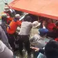 37 Penumpang KM Marina berhasil dievakuasi. Sebanyak 3 di antaranya meninggal dunia. (Liputan6.com/Eka Hakim)