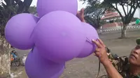 Balon-balon gas inilah yang menghasilkan suara "dher" pengganti ledakan meriam dalam tradisi dhugdher menyambut ramadhan. (foto: Liputan6.com/felek wahyu)