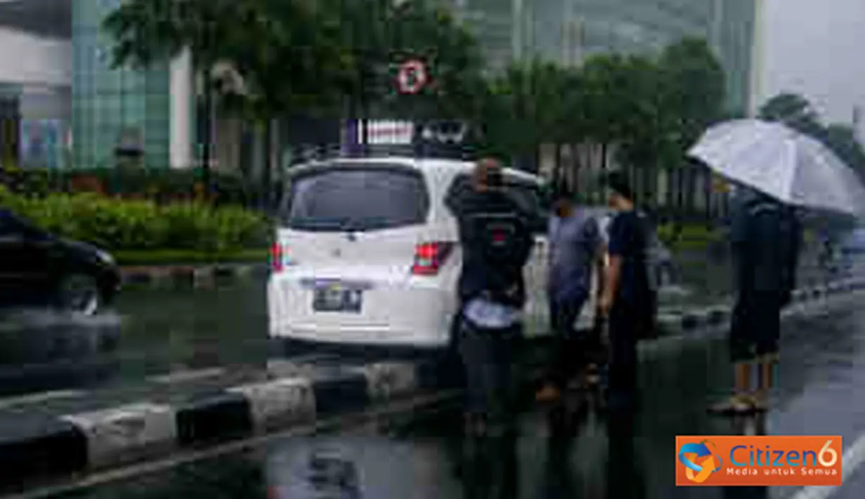 Citizen6, Senayan: Citizen6, Senayan: Sebuah mobil Honda freed dengan nomor polisi B 8448 DE menabrak dan mendarat di atas pembatas jalan depan Senayan City ketika sedang hujan gerimis, Selasa (13/3). (Pengirim: Puspitaningtyas)