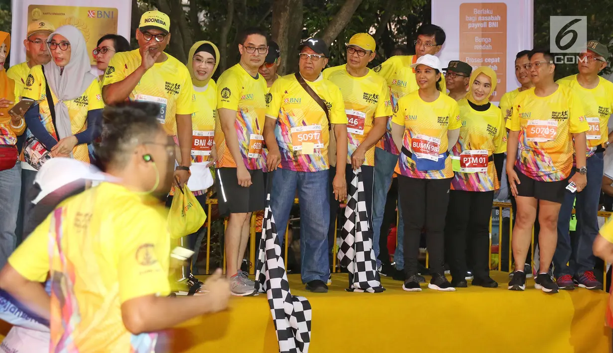 Menteri BUMN Rini Soemarno, Direktur Utama BNI Ahmad Baiquni dan Direktur Utama Pertamina Nicke Widyawati melepas peserta Marathon saat acara BNI-UI Half Marathon 2019 di Kampus Universitas Indonesia, Depok, Jawa Barat, Minggu (7/7/2019). (Liputan6.com/Herman Zakharia)