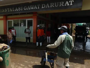 Aktivitas pembersihan sisa lumpur di RSUD dr Slamet akibat banjir bandang dari aliran sungai Cimanuk di Kabupaten Garut, Kamis (22/9). Sebagian besar pelayanan di RS itu terhenti, terutama yang berada di lantai satu (Liputan6.com/Johan Tallo)
