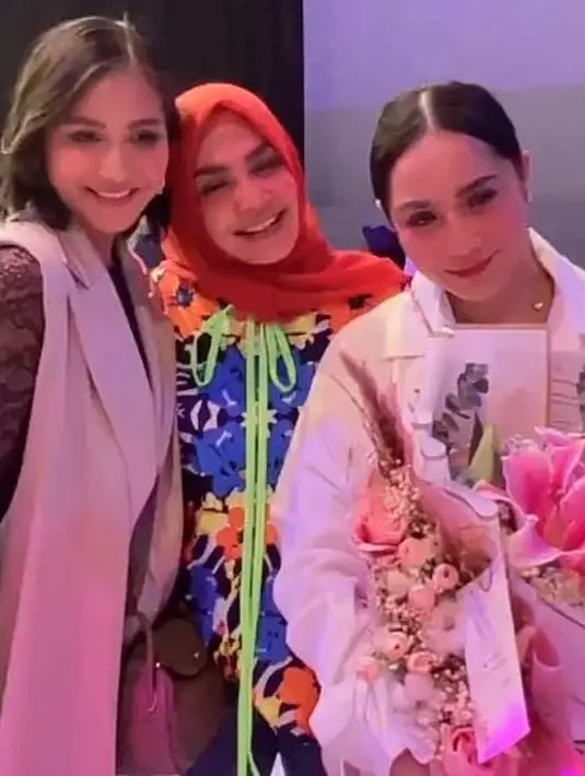 Tampil di JFW, Nagita Slavina mendapat dukungan dari sang mama, Rieta Amilia. (Foto: Instagram/@chevirgo)