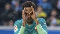 Penyerang Barcelona, Neymar, merayakan gol yang dicetaknya ke gawang Alaves. Kemenangan ini membuat Barca terus menempel Real Madrid di puncak klasemen dengan selisih satu poin. (EPA/Javier Zorrilla)