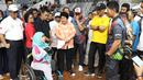 Menteri Sosial, Agus Gumiwang Kartasasmita (kaus kuning) menyimak penjelasan dari salah satu penyandang disabilitas saat mengecek kesiapan sejumlah venue Asian Para Games 2018 di Jakarta, Jumat (28/9). (Liputan6.com/Helmi Fithriansyah)