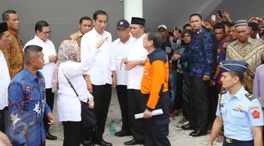 Presiden Joko Widodo (Jokowi) mendengarkan penjelasan terkait robohnya masjid At-Taqarrub di Pidie Jaya, Aceh, Jumat (9/12). Masjid At-Taqarrub merupakan salah satu bangunan masjid yang roboh akibat gempa 6,5 SR itu.  (Liputan6.com/Angga Yuniar)