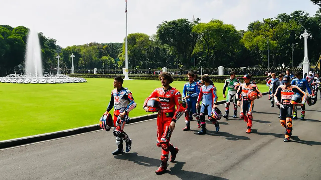 Foto: Dijamu Wedang Jahe di Istana Merdeka, Presiden Jokowi Yakinkan Para Pembalap Sirkuit Mandalika Siap Gelar MotoGP 2022