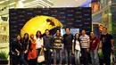 Para pengunjung berpose usai menonton Premier Film Pixels di IMAX Gandaria City, Jakarta, Rabu (29/7/2015). Film Pixels menjadi obat rindu untuk para penggemar game klasik tahun 90-an. (Liputan6.com/Panji Diksana)