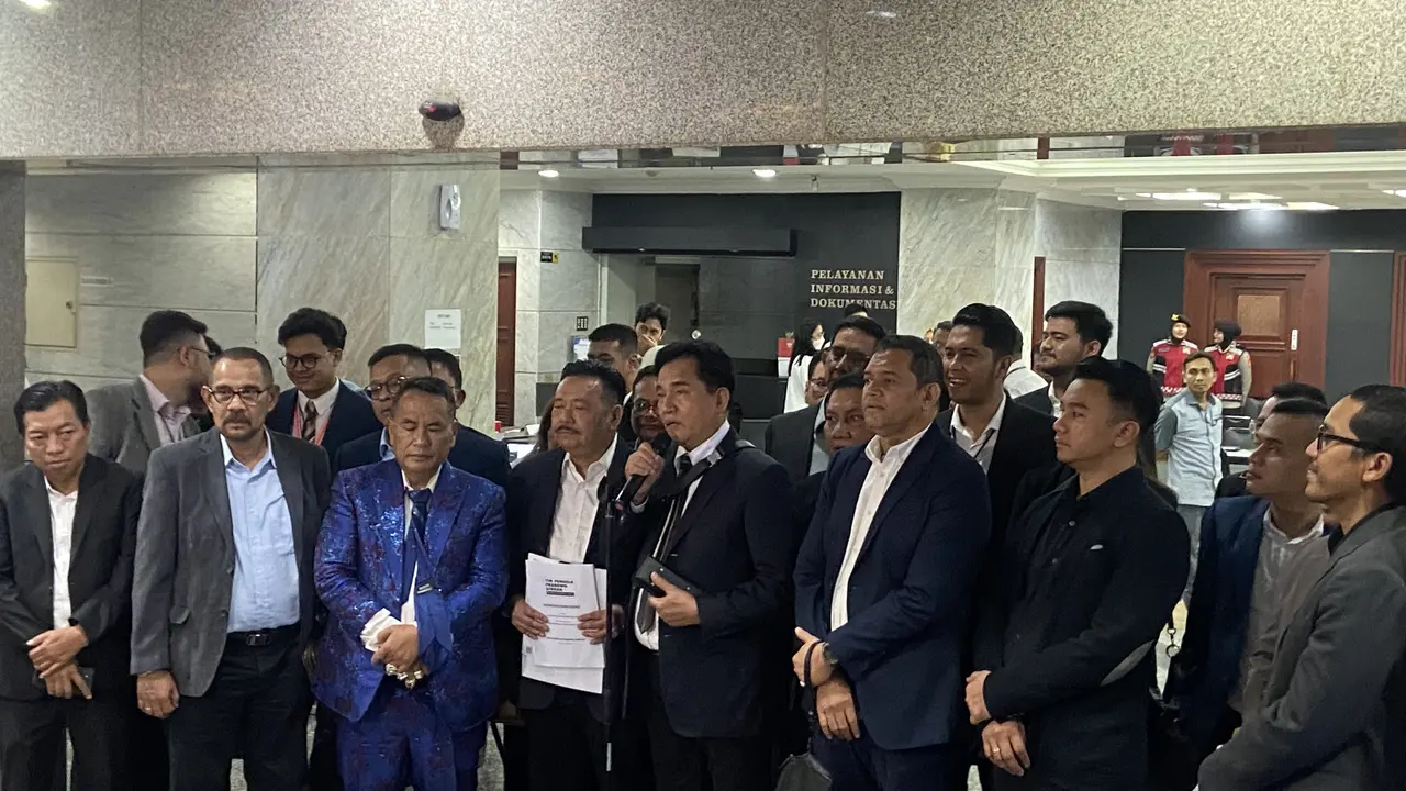 Tim Pembela Prabowo-Gibran yang diketuai oleh Yusril Ihza Mahendra menyerahkan kesimpulan ke Mahkamah Konstitusi (MK) (Liputan6.com/Muhammad Radityo Priyasmoro)