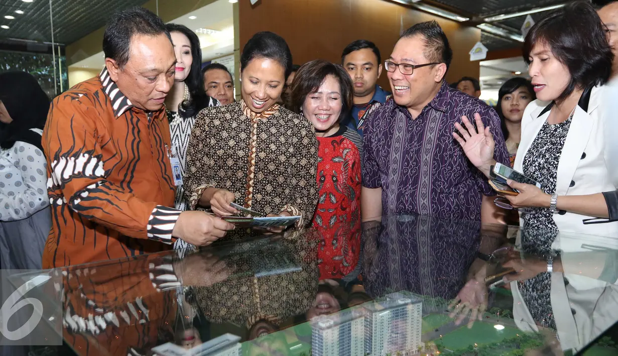 Menteri BUMN Rini M Soemarno di dampingi Dirut Bank BTN, Maryono melihat maket saat acara HUT KPR BTN di Menara BTN, di Jakarta Selasa (14/12). (Liputan6.com/Angga Yuniar)