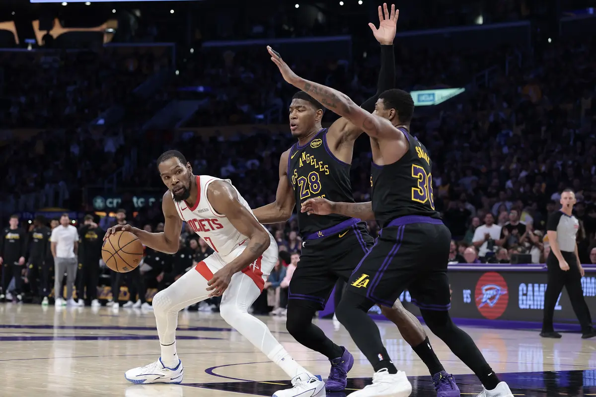 Pemain Rockets Kevin Durant dijaga ketat pemain Lakers di playoff NBA game 2