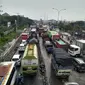 Kemacetan panjang terjadi di Jalan Kaligawe Semarang, akibat banjir dan rob. (foto: liputan6.com/ edhie prayitno ige)