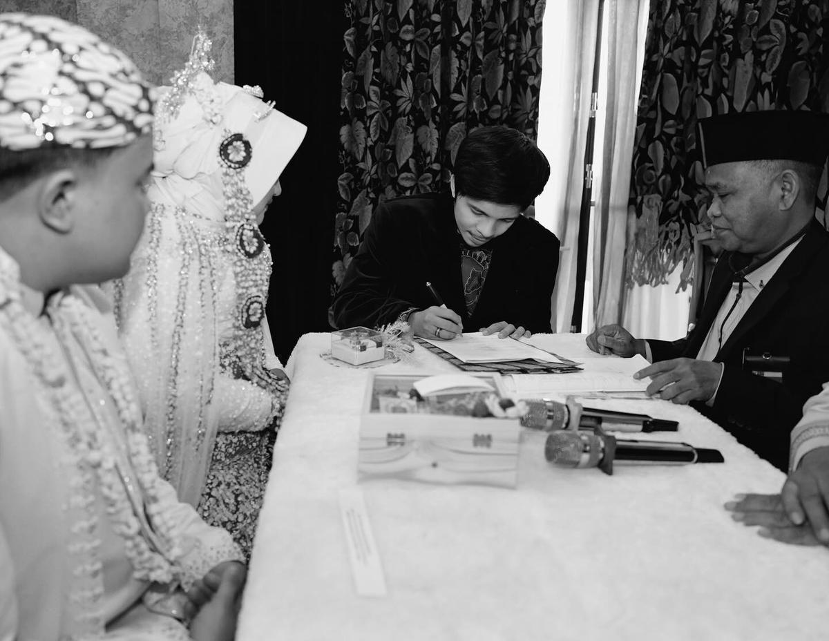 7 Potret Atta Halilintar Jadi Saksi Nikah Karyawannya, Tampil Formal - Disebut Lebih Ganteng Tanpa Kacamata Hitam