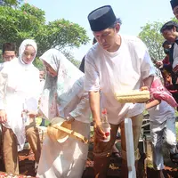 Ririn Ekawati mendampingi sang suami yang sedang berduka. Sekedar informasi H. Syaipudin ayah Ibnu Jamil meninggal dunia pada Rabu (21/6) pukul 15.45. Kamis (22/6) pagi, Ririn juga mendampingi sang suami mengantarkan ke pemakaman. [Foto; Adrian Putra/Fimela.com]