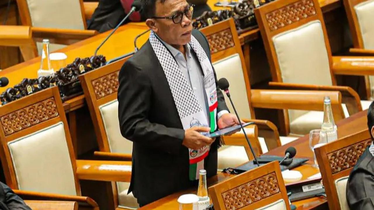 Salah satu anggota menyampaikan&nbsp;pendapatnya saat memimpin rapat paripurna pembukaan ke-8 masa persidangan II Tahun 2023-2024 di Gedung Nusantara II, Kompleks Parlemen Senayan, Jakarta, Selasa (31/11/2023).