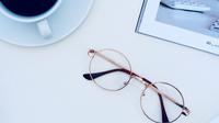 Kacamata dengan frame oval untuk kesan tampilan yang lembut (unsplash/jess bailey).