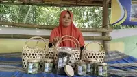 Kenalkan Ibad Badriah, Wanita asal Cililin yang Sukses Berkat Usaha Kerupuk Daun Bambu