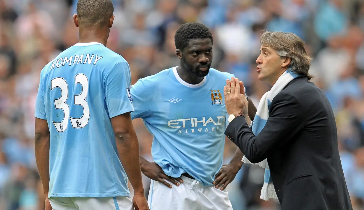 Kolo Toure. Bek asal Pantai Gading ini meninggalkan Arsenal pada musim 2009/2010 menuju Manchester City. Pada musim 2011/2012 ia sukses meraih gelar Premier League bersama Manchester City setelah sebelumnya mampu meraih 1 gelar Premier League bersama Arsenal pada musim 2003/2004. (AFP/Andrew Yates)