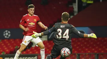 Pemain Manchester United Daniel James mencetak gol ke gawang Istanbul Basaksehir pada pertandingan Grup H Liga Champions di Old Trafford, Manchester, Inggris, Selasa (24/11/2020). Manchester United memuncaki Grup H usai menang 4-1 atas Istanbul Basaksehir. (AP Photo/Dave Thompson)