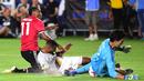 Anthony Martial (kiri) menyumbangkan satu gol saat timnya mengalahkan LA Galaxy dengan skor telak 5-2 pada laga persahabatan di Amerika Serikat. (Harry How/Getty Images/AFP)