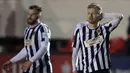 Dua pemain Chorley, bek Andy Halls (kiri) dan gelandang Elliot Newby tampak kecewa usai dikalahkan Wolverhampton Wanderers 0-1 dalam laga babak keempat Piala FA 2020/21 di Victory Park Stadium, Jumat (22/1/2021). (AFP/Lindsey Parnaby)