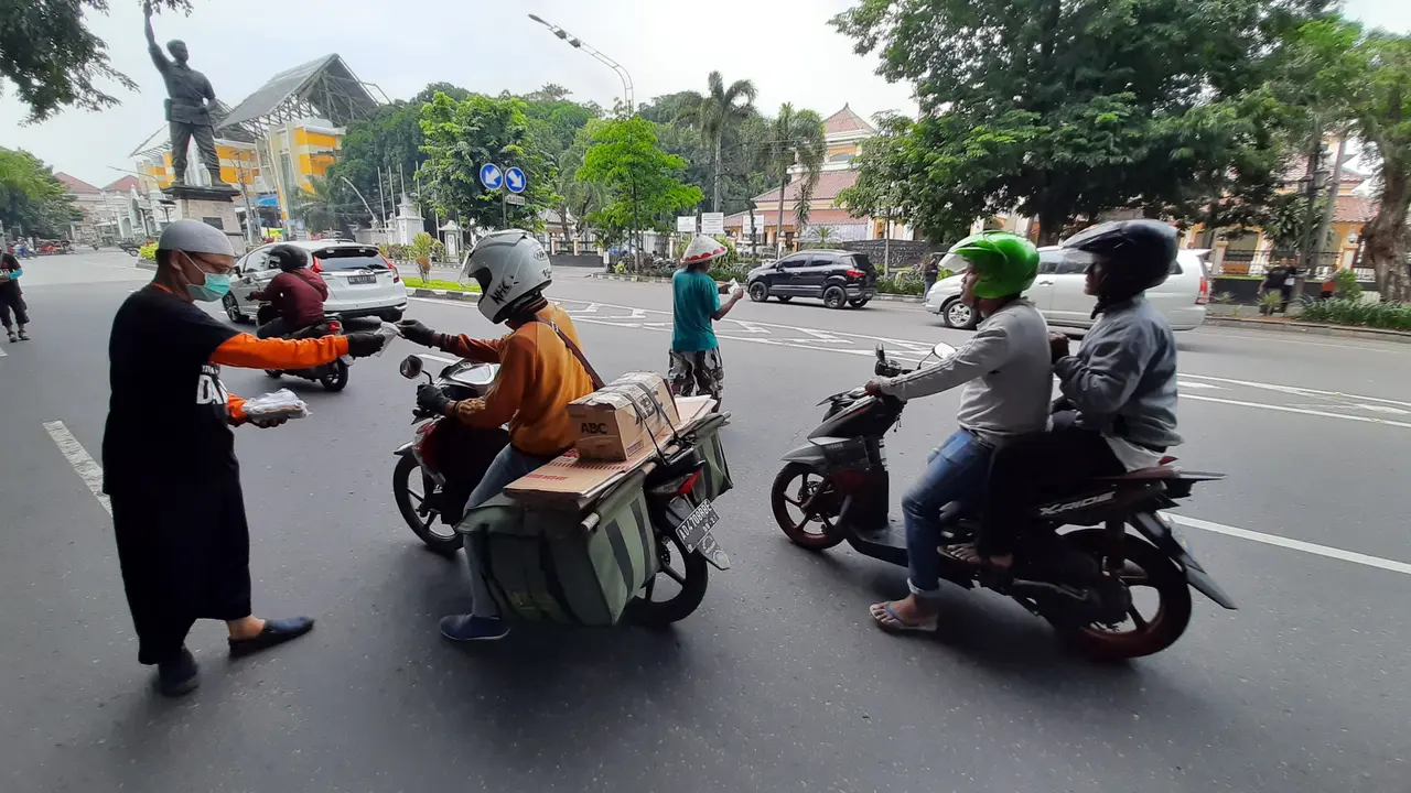 Eks Teroris Bagi-bagi Masker
