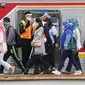 Petugas stasiun memandu penumpang KRL Commuterline di Stasiun Bogor, Jawa Barat, Selasa (9/6/2020) pagi. Puluhan polisi, TNI, Satpol PP, dan petugas stasiun diterjunkan untuk memandu penumpang mengantisipasi antrean panjang seperti kemarin. (merdeka.com/Arie Basuki)