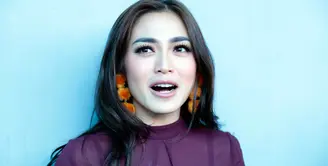 Bahagia bukan main jika di hari ulang tahun bisa bersama dengan orang-orang tersayang seperti keluarga dan sahabat. Begini lah yang dirasakan Jessica Iskandar yang genap berusia 30 tahun pada 29 Januari 2018 lalu. (Nurwahyunan/Bintang.com)