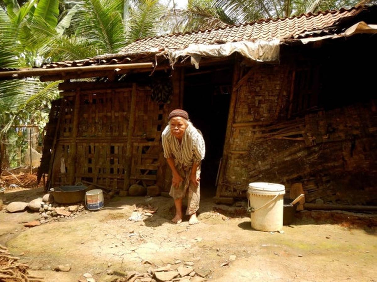 Meratapi hidup nenek renta rawat anak gangguan jiwa di gubuk reot