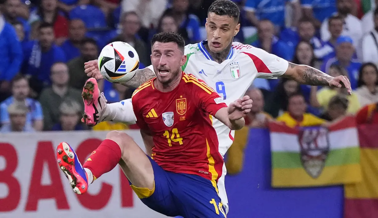 Bek Timnas Spanyol, Aymeric Laporte (depan) berebut bola dengan striker Timnas Italia, Gianluca Scamacca pada laga matchday kedua Grup B Euro 2024 di Arena Aufschalke, Gelsenkirchen, Jerman, Kamis (20/6/2024). (AP Photo/Manu Fernandez)