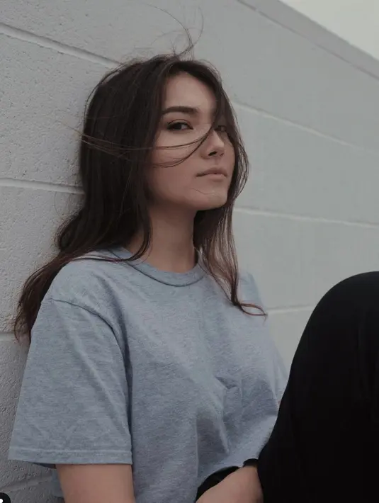 Kali ini ia tampak begitu sederhana dengan t-shirt basic. Sekilas terlihat paduan celana hitam jadi outfit yang menjanjikan. [Foto: Instagram/ Maria Zhang]