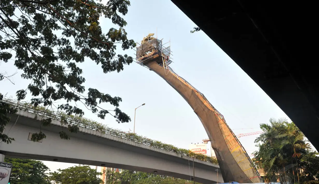 Pada tahap akhir pembersihan, patung dengan tinggi total 38 meter ini akan dilapisi dengan bahan pelasi paraloid B72 klorithin. (Liputan6.com/Panji Diksana)