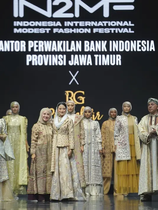 Rok maxi dengan motif kembang dan kerudung putih yang ia kenakan melengkapi tampilan keseluruhannya, menambah kesan bersahaja namun tetap berkelas.   [@dyahroroestiwp].