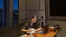 Menikmati setiap sudut ruang, Sherina juga tampak melakukan journaling dengan damai.