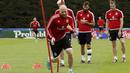 James Collins berlatih melewati rintangan bersama timnas Wales di COSEC Stadium, Dinard, Prancis, (28/6/2016). (REUTERS/Gonzalo Fuentes)