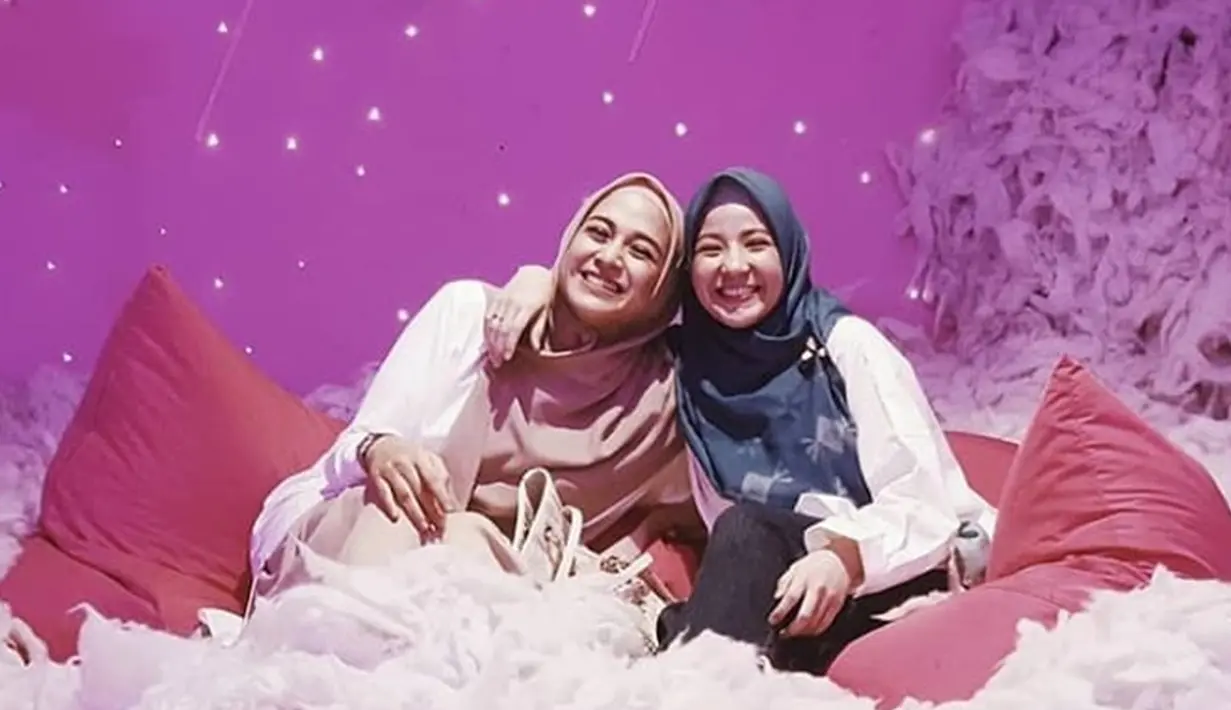 Selain pernah hamil bersamaan, ada fakta menarik lainnya dari Natasha Rizky dan Nina Zatulini yakni keduanya sama-sama berdarah Minangkabau. Sederet kesamaan ini tentunya membuat istri Desta dan Chandra Tauphan Ansar makin kompak satu sama lainnya. Usia yang hanya terpaut usia 2 tahun, tak heran jika dua bintang film ini merasa klik satu sama lainnya sejak dulu. (Liputan6.com/IG/@natsharizky_fc)