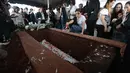 Marsha Aruan menaburkan bunga di atas peti mati ibundanya, Lisa Diana Tambunan, saat prosesi pemakaman di TPU Tanah Kusir, Kebayoran Lama, Jakarta Selatan, Rabu (21/10/2026). (KLY/Budy Santoso)