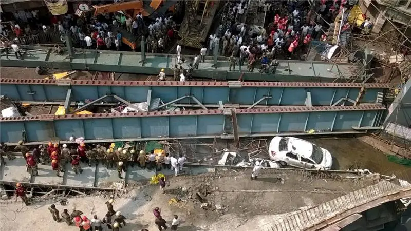 Flyover Sedang Dibangun Runtuh, 10 Tewas- Ratusan Terjebak